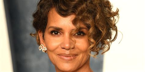 halle berry on her balcony|Halle Berry Drinking Wine While Naked on Her。